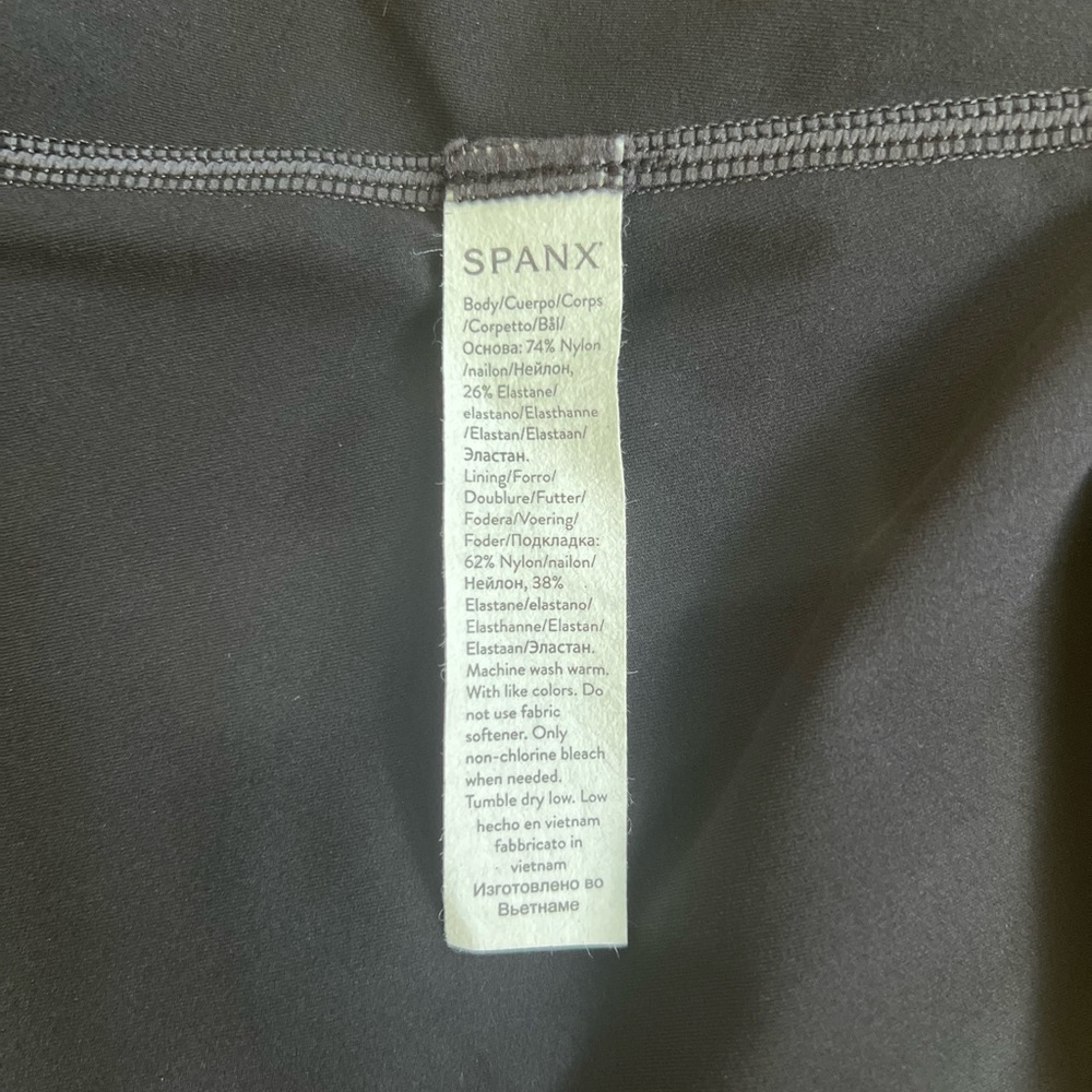 EUC SPANX Contour Rib Mock Neck Crop Top - Picture 5 of 7